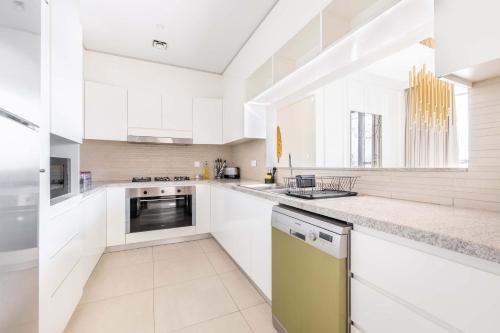 Elegant 4BR with Burj Khalifa and Fountain Views - image 13