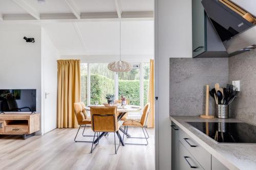 Blauwreiger I Geniet in dit Moderne Huisje in 茲維赫爾特