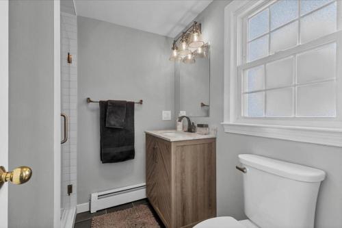 Sea Glass Cottage-in the heart of Clinton Harbor!