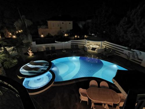 RED PREMIUM VIP// CUSTOM DESIGN VILLA WITH TURKISH BBQ+PRVT SWMG POOL – khách sạn tại Belek