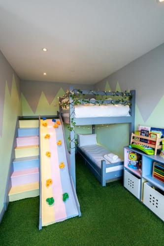 Hot tub, games room & cinema in Bournemouth, excellent ratings on other sites in Wallisdown and Winton West