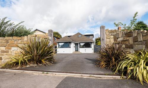 Hot tub, games room & cinema in Bournemouth, excellent ratings on other sites in Wallisdown and Winton West