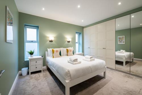 Hot tub, games room & cinema in Bournemouth, excellent ratings on other sites in Wallisdown and Winton West