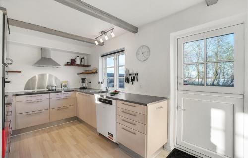 virtuve, Pet Friendly Home In Vils With Sauna in Sillerslev