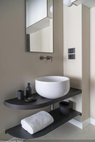 Deluxe Double Room image 6