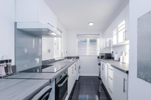 BIG House for Business Stays in Barnsley with 6-bedrooms & 8 Beds by PureStay in Μπάρνσλι