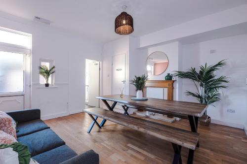 Παροχές, BIG House for Business Stays in Barnsley with 6-bedrooms & 8 Beds by PureStay in Μπάρνσλι