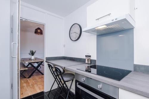 BIG House for Business Stays in Barnsley with 6-bedrooms & 8 Beds by PureStay in Μπάρνσλι