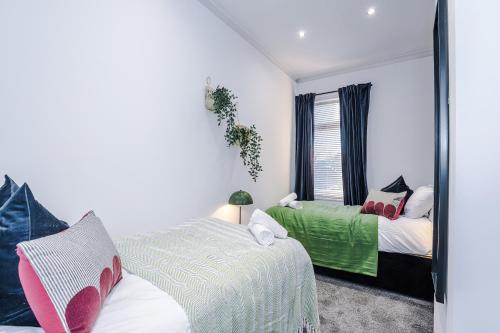BIG House for Business Stays in Barnsley with 6-bedrooms & 8 Beds by PureStay in Μπάρνσλι
