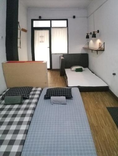 Standard Twin Room with Sofa image 10