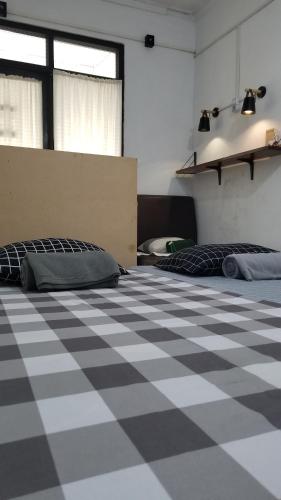 Standard Twin Room with Sofa image 9