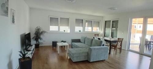 Neubau Appartement mit Terasse, privater Eingang,Parkplatz,Küche in Fürth, Deutschland