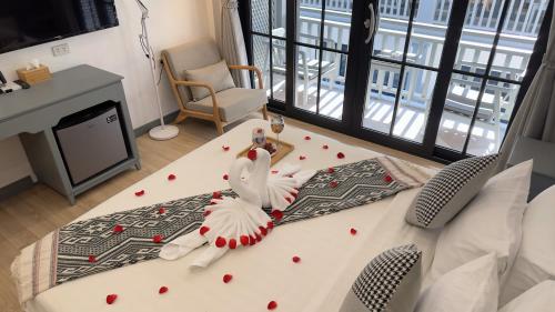 Double Room with Pool View image 10