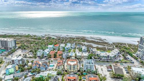 An Upscale Villa in the heart of Siesta Key on Beach Road - image 5