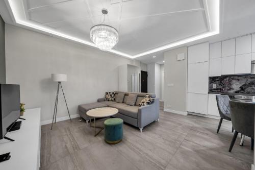 Wola Apartment - 9th Floor, Parking & Balcony - by Rentujemy, Warsaw