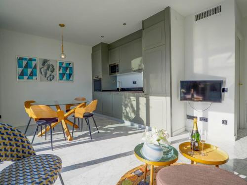 المرافق, Bluehillsitges - Only Adults in إربانيتزاكيو مونتاجافينا