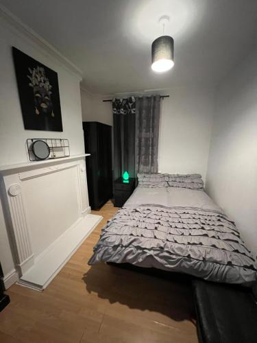 room near Luton center room near Luton center