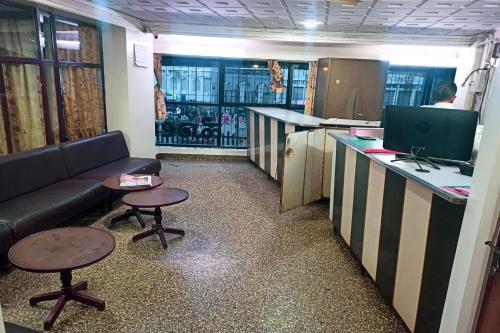 Hotel Rainbow near Victoria Hospital City Market - 로비