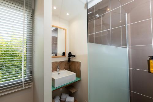 Mandara Beach Bungalow - 화장실