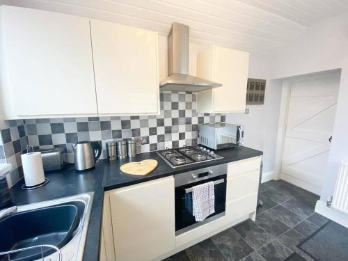 43 Heol Maelor- A Homely Cottage in Wrexham, North Wales in Coedpoeth