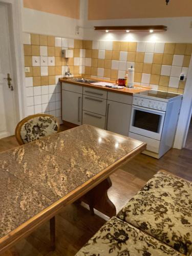 Konyha, Ferienwohnung am Waldesrand in Joachimsthal