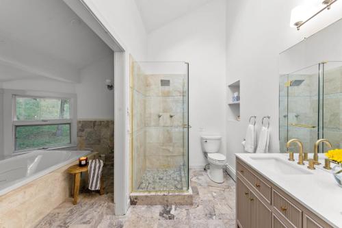 Luxury Log Chalet with Hot Tub Games Room & Hill Views! - image 2