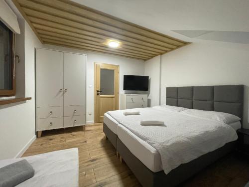 1 queen bed, 1 twin bed
