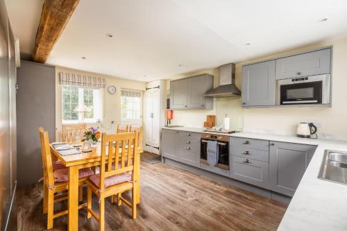 18th Century Cottage in Dorset Countryside in Horton