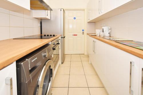 Cocina, Townhouse @ 178 Ruskin Road Crewe in Crewe