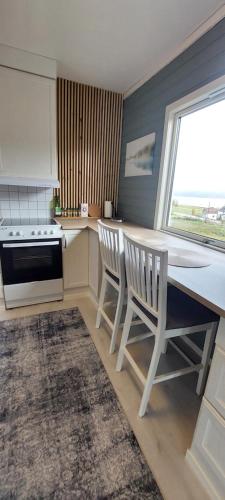 Kitchen, Arctic Cabin - Mellomgaard on southern Kvaløya #sauna & bbq hut on site! in Kvaloysletta