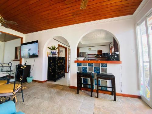 Sol & Miel in Sabana Basora