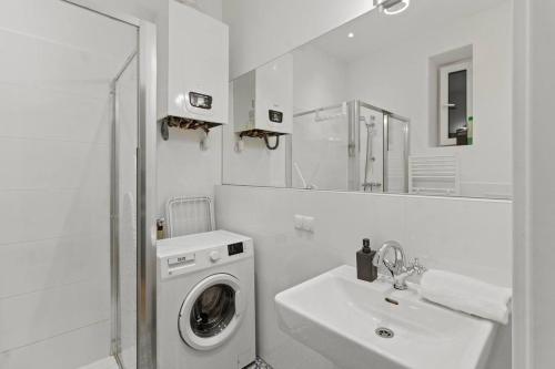 8 Minutes to Inner City I 5 Min walk to Metro I Wifi