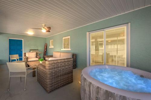 Blue Tide Hideaway - Golf Cart, Sznl Hot Tub, Pets OK, FREE Daily Activities, & More!