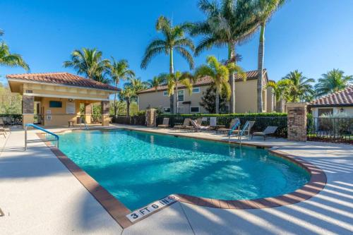 مسبح, Live in Paradise with Golf Tennis Gym Pools and More! in Bonita Springs