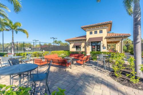 المرافق, Live in Paradise with Golf Tennis Gym Pools and More! in Bonita Springs