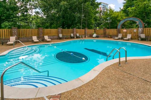 Pool, Walk Restaurants plus Bars on Famous Music Row, Nashville (photo 4)