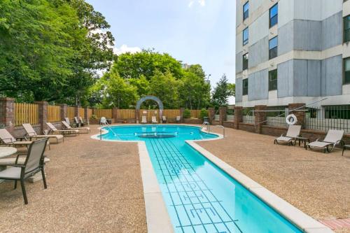 Pool, Walk Restaurants plus Bars on Famous Music Row, Nashville (photo 6)
