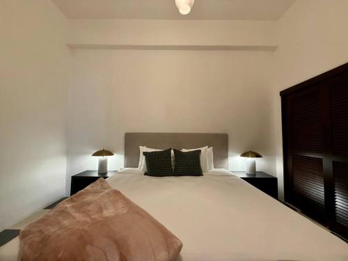 Colonial Charm with Balcony Walk to El Morro & Dining