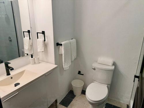 Colonial Charm with Balcony Walk to El Morro & Dining