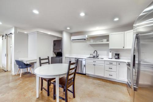Central and Modern Studio with Workspace in Owasso! Central and Modern Studio with Workspace in Owasso!