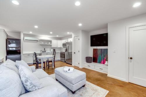 Central and Modern Studio with Workspace in Owasso! Central and Modern Studio with Workspace in Owasso!
