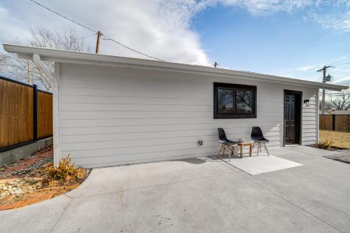 Central and Modern Studio with Workspace in Owasso! Central and Modern Studio with Workspace in Owasso!