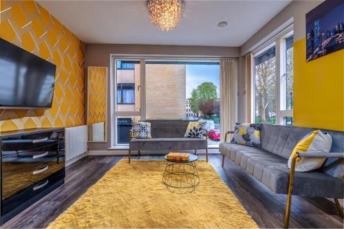 Modern apartment by Portland Sq w/courtyard views