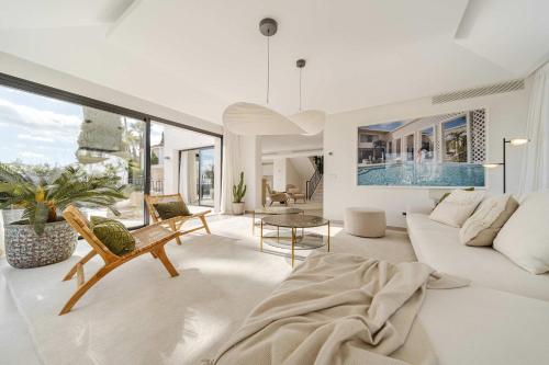 Villa Kumaro 4 bedroom spa outdoor pool parking - Tap to explore photos