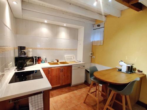 Kitchen, Gite de la Fount Del Roy in Garanou