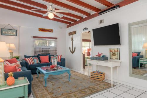 Blue Bungalow - image 10