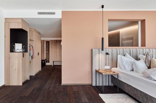 639608180 Haller Suites & Restaurant