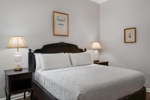 Petite Room room in Chateau Hotel New Orleans