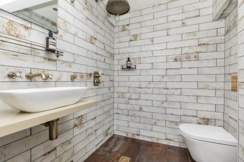 Shower, Oak Rooms, Historic Charm and Luxury in Hurstpierpoint High Street in Hurstpierpoint and Sayers Common
