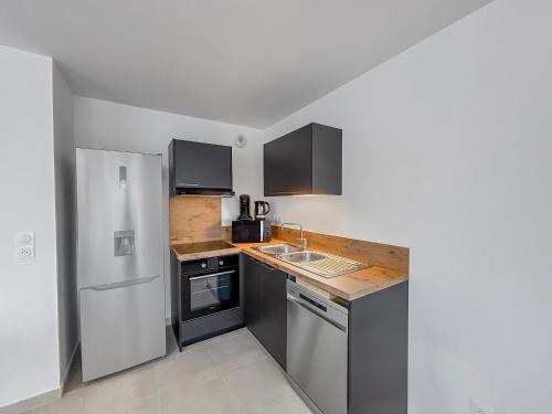 Kitchen, Grande Terrasse & Parking - a Vias in Vias